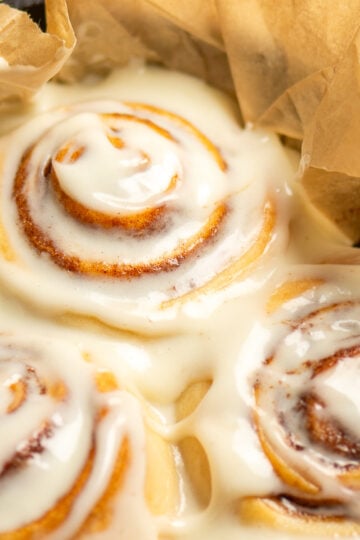 cinnamon buns with cream cheese frosting